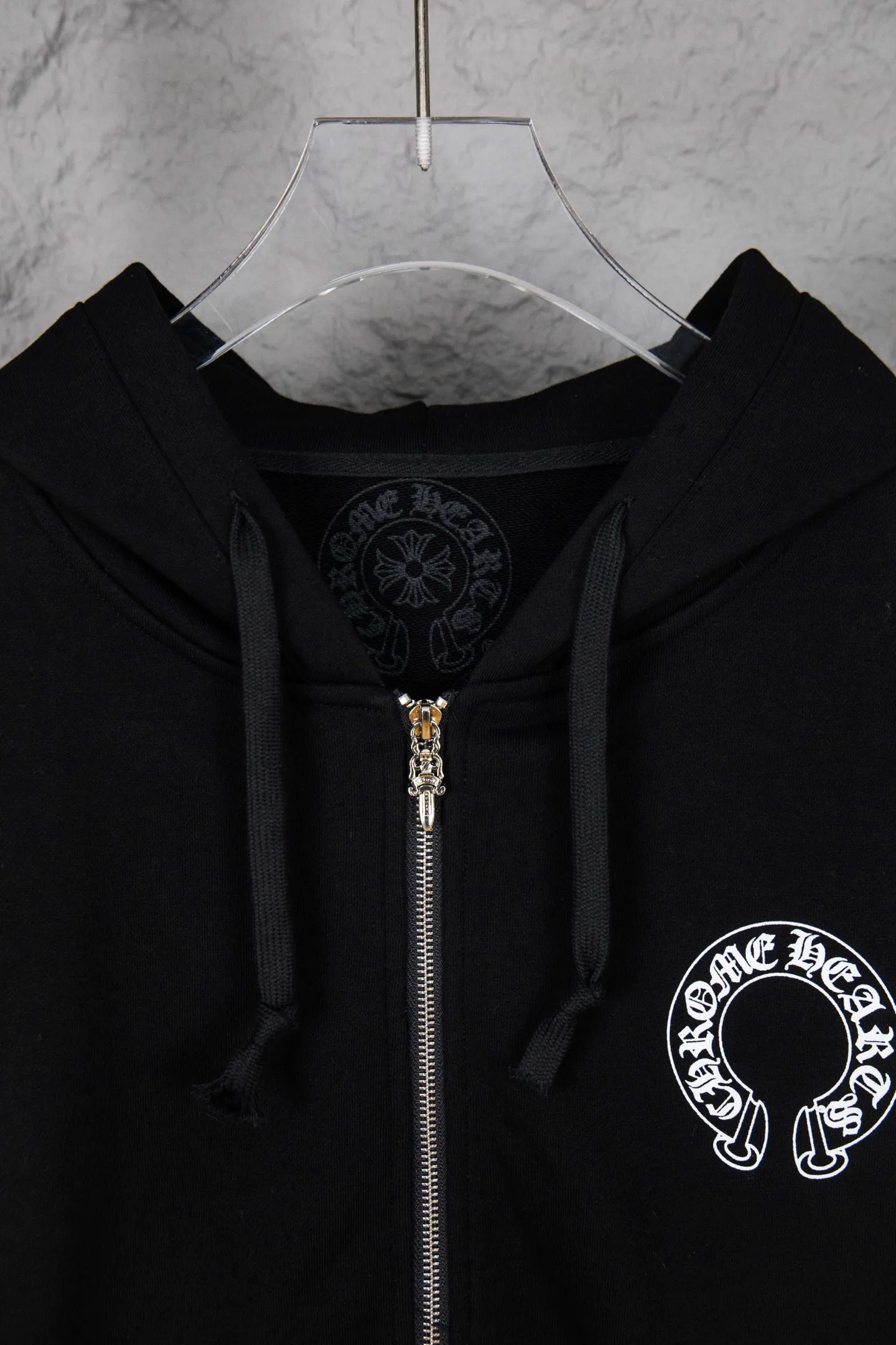 P310 ChromeHearts 25 early autumn floral arm horseshoe hooded sweatshirt Sanskrit letter rattan flower cross horseshoe hooded sweatshirt The fabric is made of 440g pure cotton terry with matching threads Imported printing Original custom-made Hardware Color: Black Size: S-XL